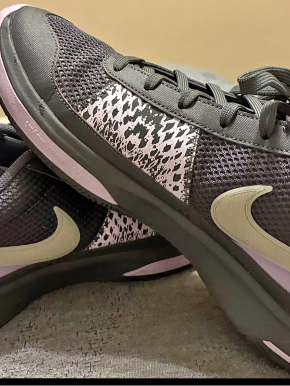 Men's Athletic Running Shoes in Black, Light Purple & Cream